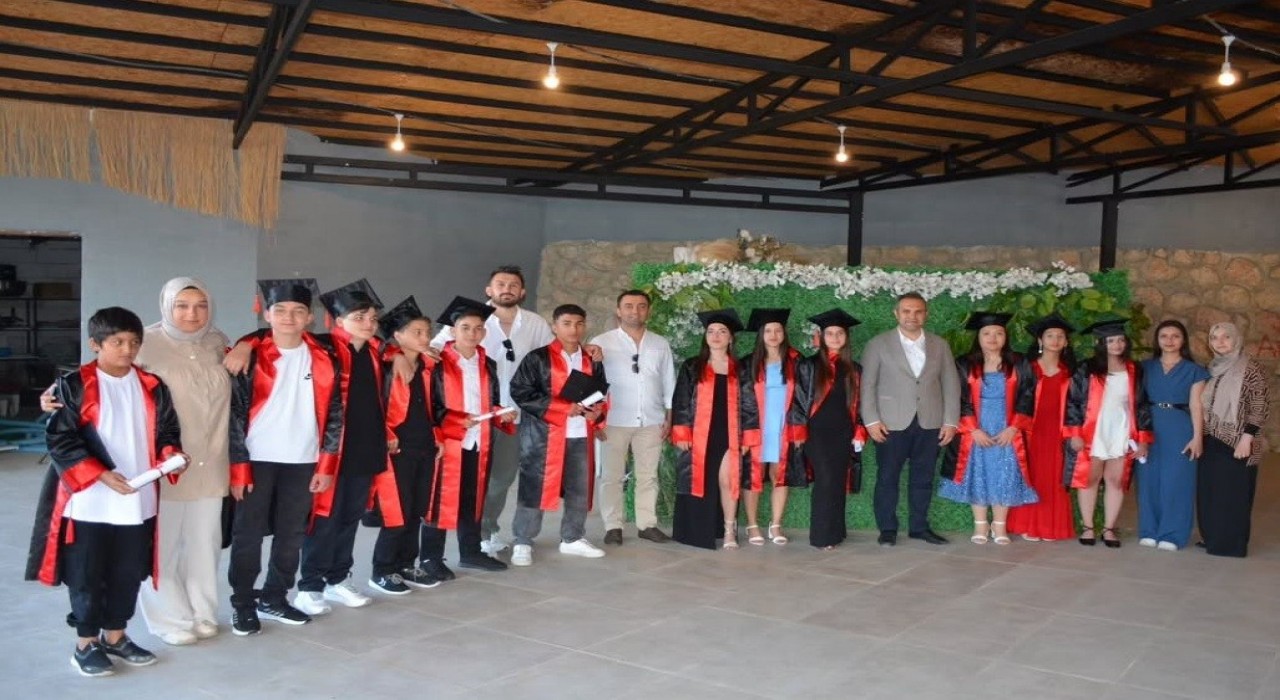 Başkan Dilsiz, mezuniyet töreninde öğrencilerin sevincine ortak oldu