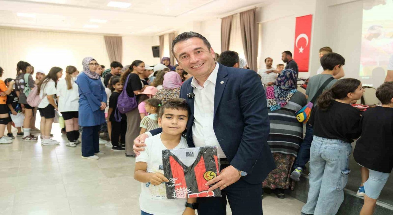 Başkan Dökmeciden Eskişehirspor forması hediye