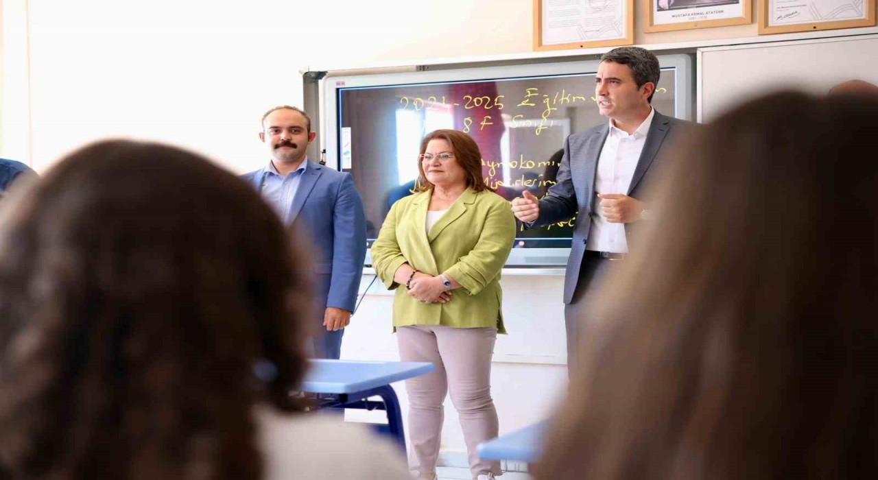 Başkan Gençay, öğrencilerin karne sevincine ortak oldu