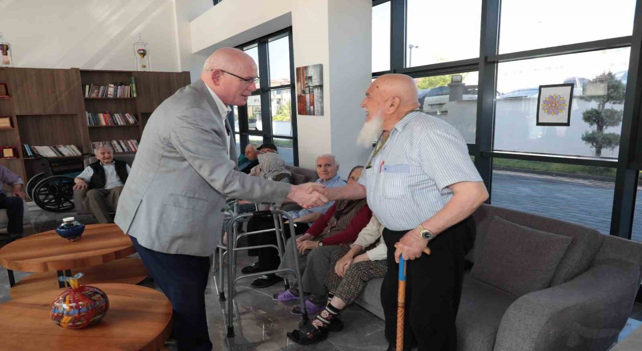 Başkan Kazım Kurttan Koca Çınarlara bayram ziyareti