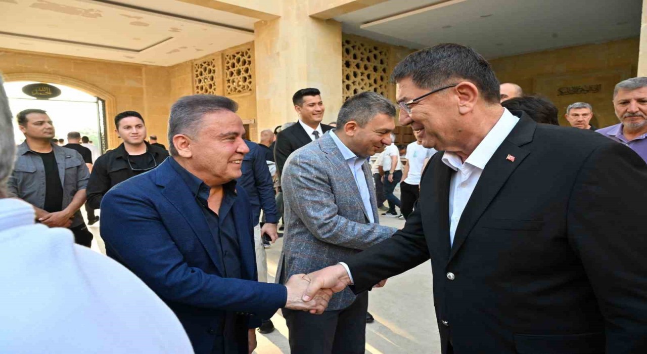 Başkan Muhittin Böcek protokol ve vatandaşlarla bayramlaştı