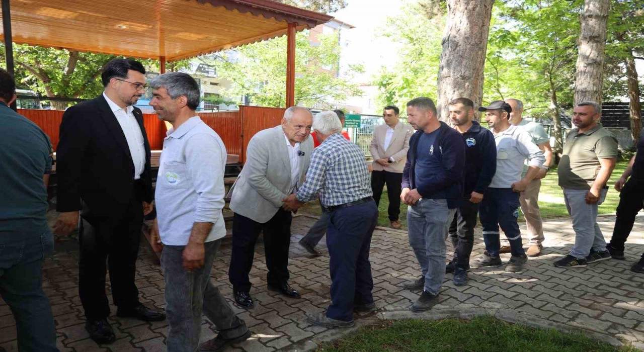 Başkan Öztürk belediye personelleri ile bayramlaştı