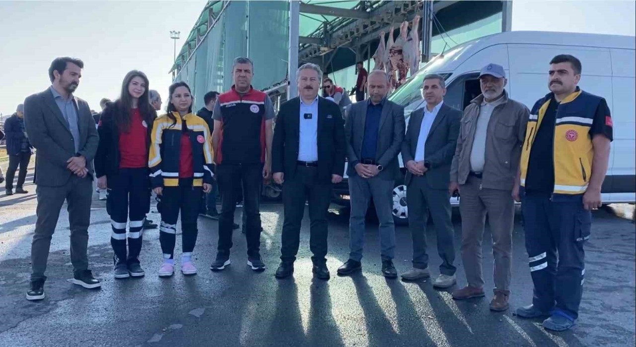 Başkan Palancıoğlu bayramın ilk saatlerinde Melikgazi Kurban Pazarı ve Kesim Alanını ziyaret etti