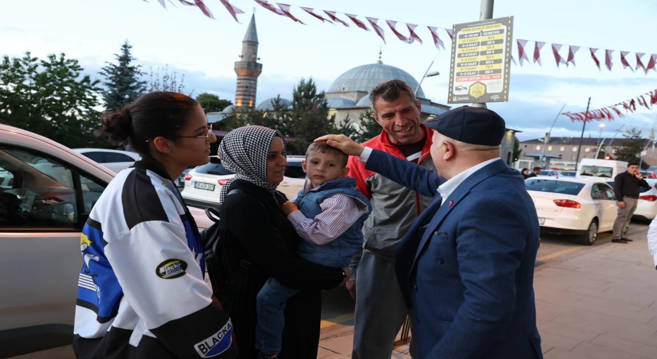 Başkan Sekmen; Vatandaşlarımızın sıcak sohbetleri paha biçilemez
