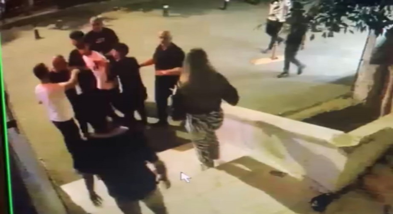 Batmanda 17 yaşındaki gencin bıçaklı saldırıya uğradığı anlar kamerada
