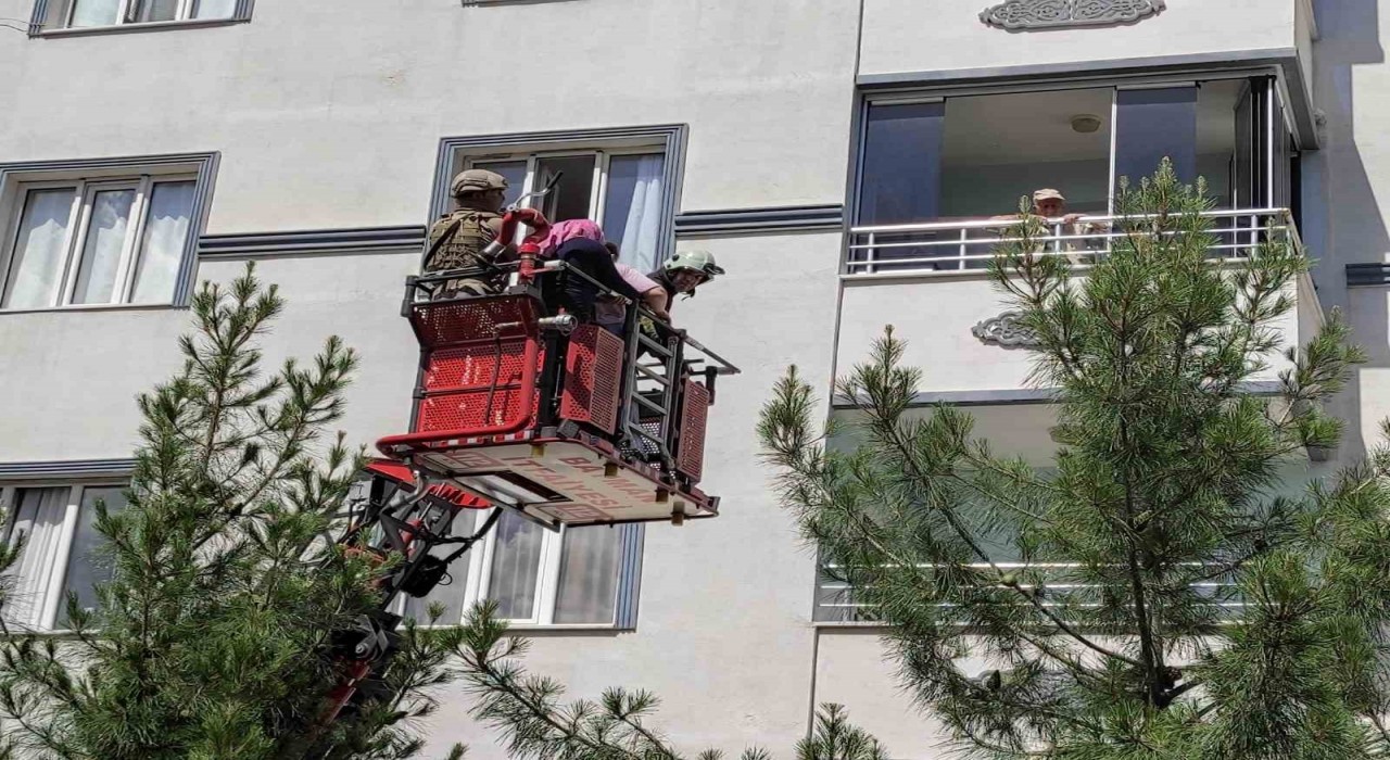 Batmanda çocukları tarafından tahra ile rehin alınan anne, baba ve kızları kurtarıldı