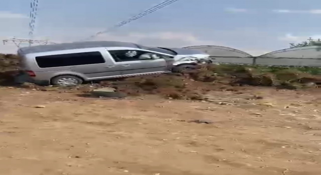 Batmanda iki kamyonet çarpıştı: 2 yaralı