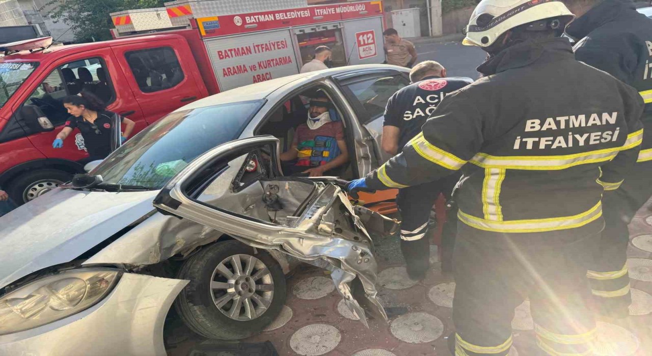 Batmanda otomobillerin çarpışması sonucu sıkışan sürücü kurtarıldı