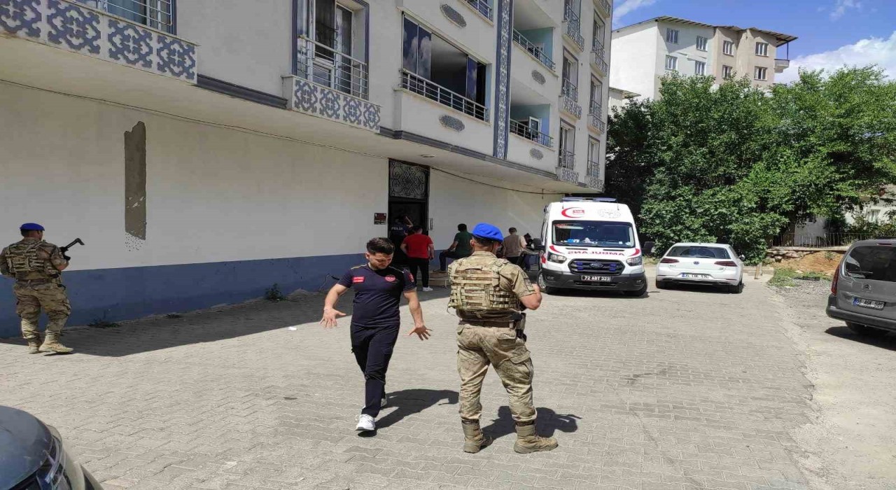 Batmanda psikolojik sorunları olan şahıs, tahra ile ailesini rehin aldı