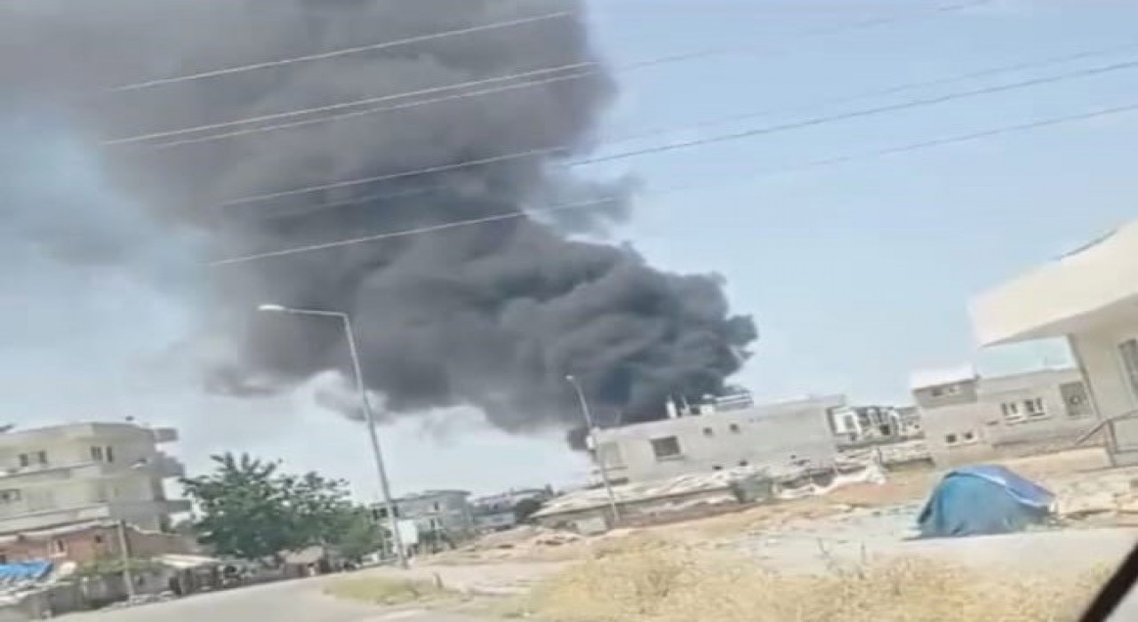 Batmanda şantiye bahçesinde plastik malzemeler yandı