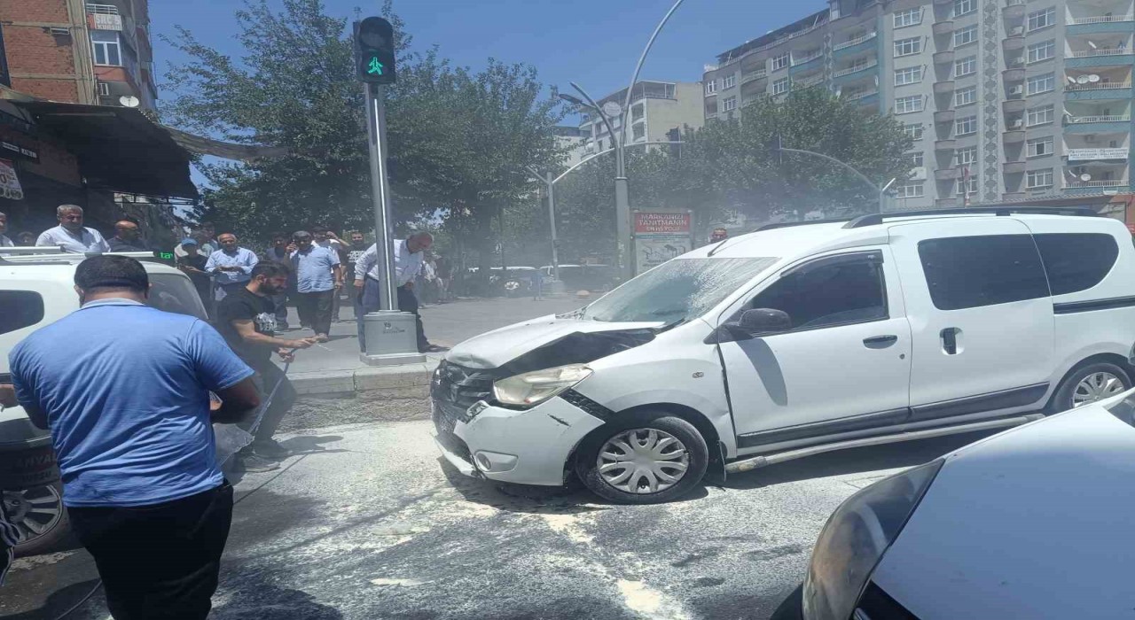 Batmanda seyir halindeki araç önce kaza yaptı ardından alev aldı