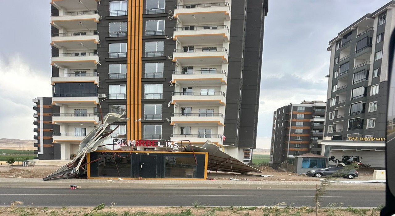 Batmanda şiddetli rüzgar çatı panellerini uçurdu