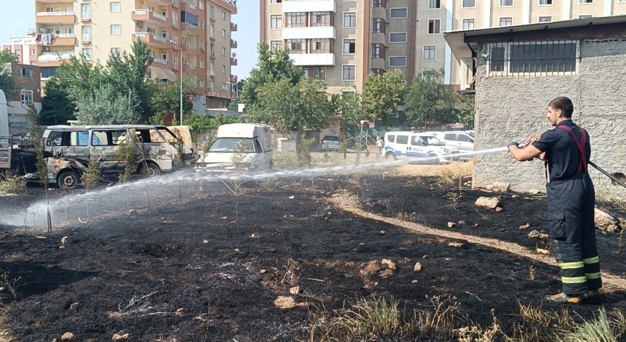 Batmanda terk edilmiş araçlar alev alev yandı, tır son anda kurtarıldı