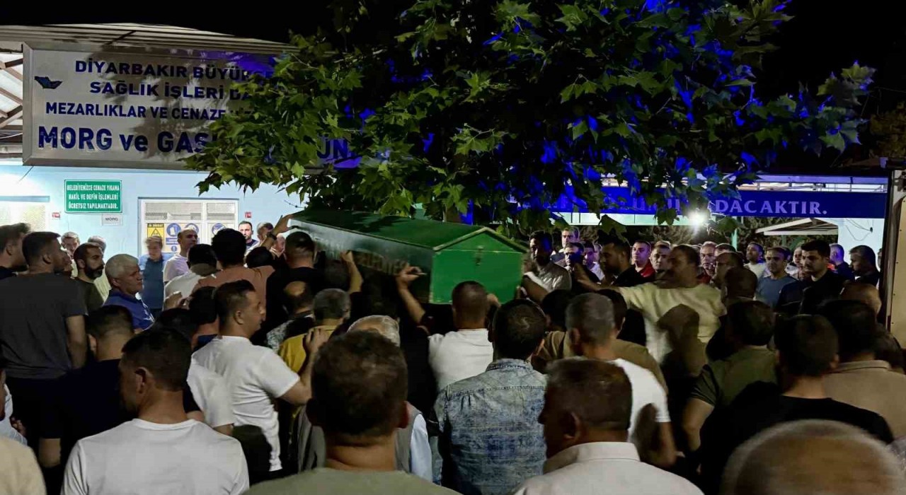 Batmanda trafik kazasında hayatını kaybedenlerden Fesih Barut Diyarbakırda defnedildi