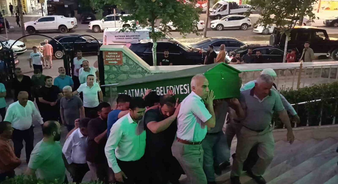 Batmanda trafik kazasında hayatını kaybedenlerden müze müdürü ve araç sürücüsü defnedildi