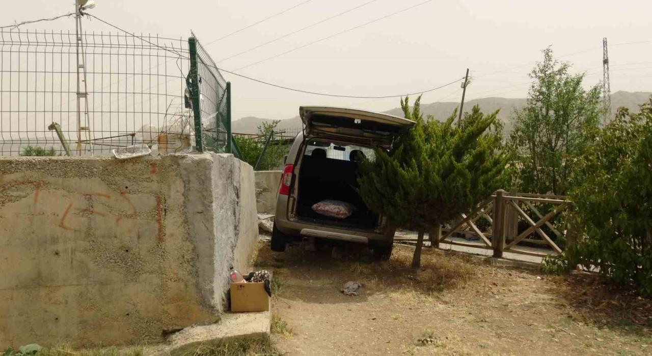 Batmanda virajı alamayan sürücü, mesire alanı duvarına çarptı: 3 yaralı