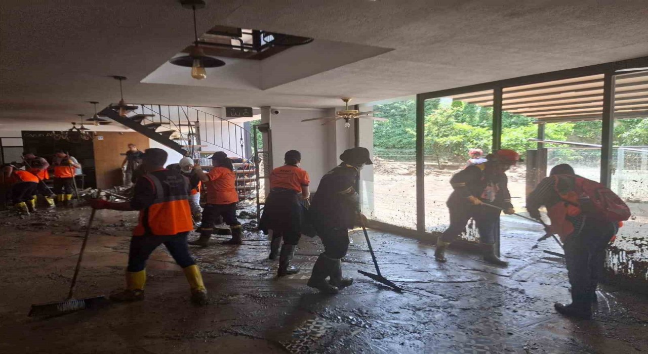 Bayburt AFAD ekibi sel felaketinin yaşandığı Trabzona destek ekip olarak gönderildi