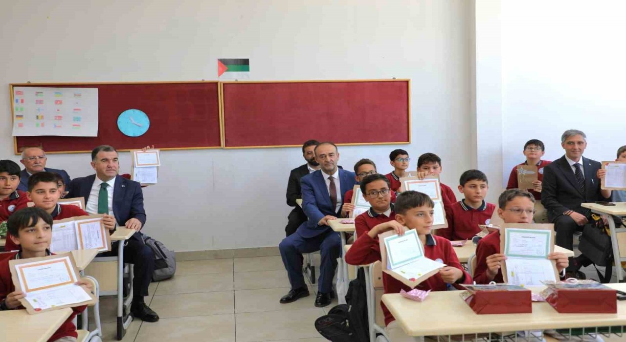 Bayburtta 14 bin 103 öğrenci karne sevinci yaşadı
