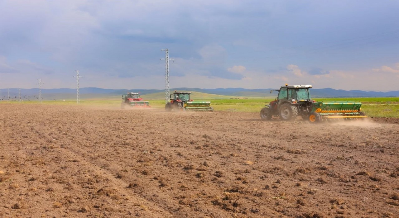 Bayburtta 300 dekar mera alanında ekim ve gübreleme çalışması yapıldı