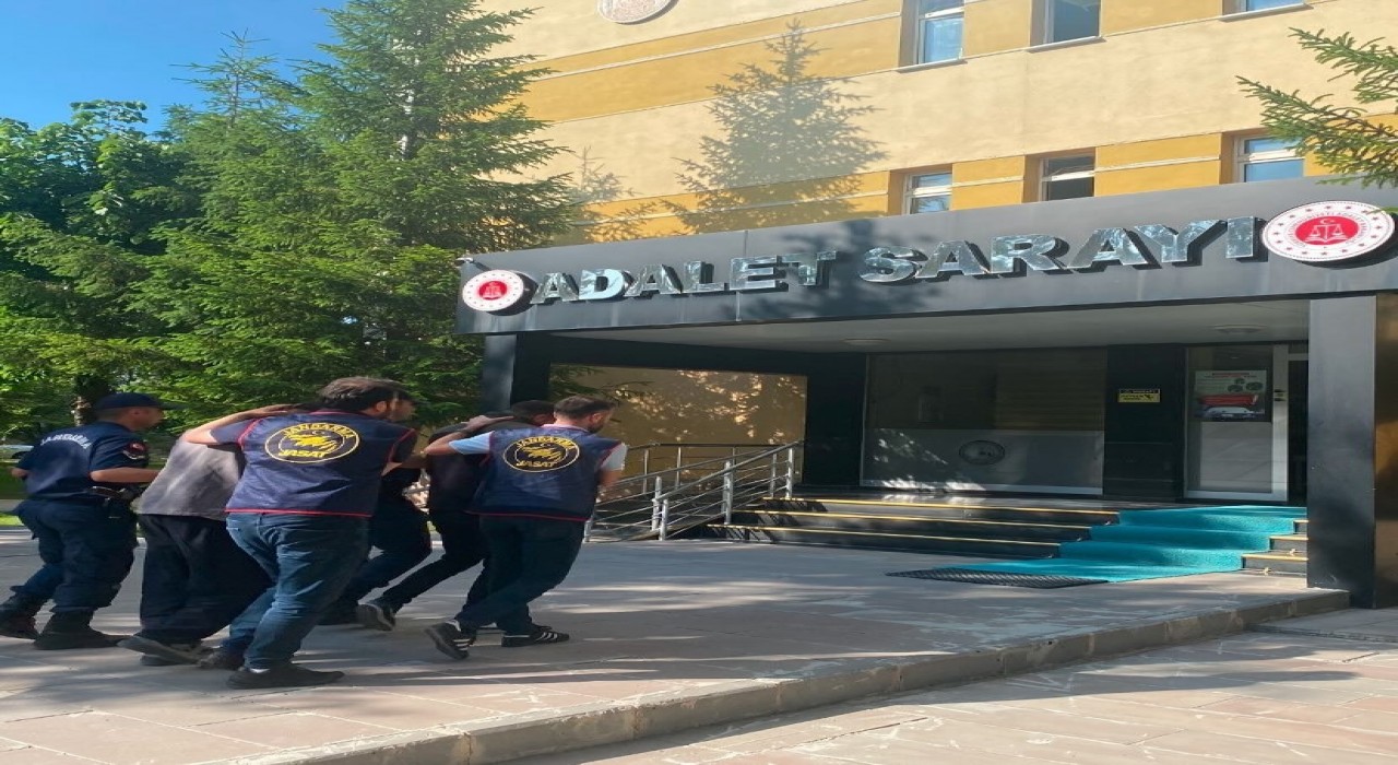 Bayburtta arı kovanı hırsızları yakalandı 40 kovan sahibine teslim edildi