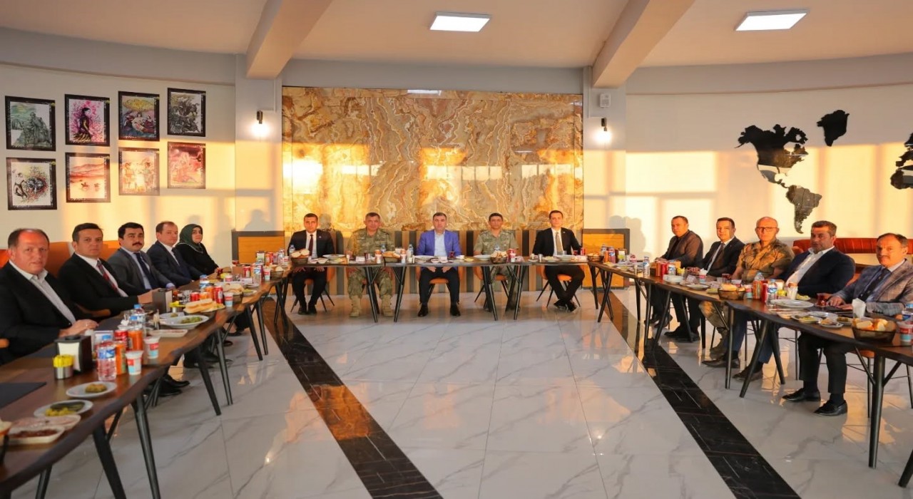 Bayburtta garnizon komutanı ve 2 ilçenin kaymakamları için veda yemeği düzenlendi