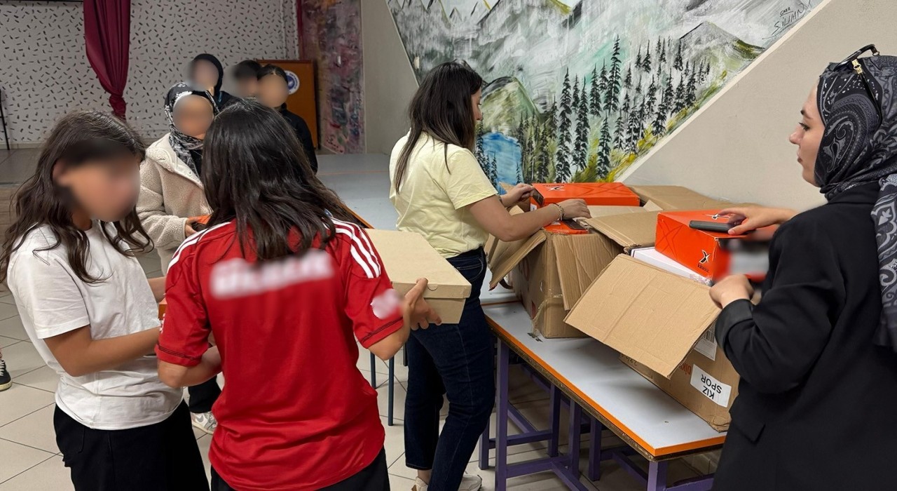 Bayburtta ihtiyaç sahibi ailelerin çocuklarına giyim yardımı yapıldı