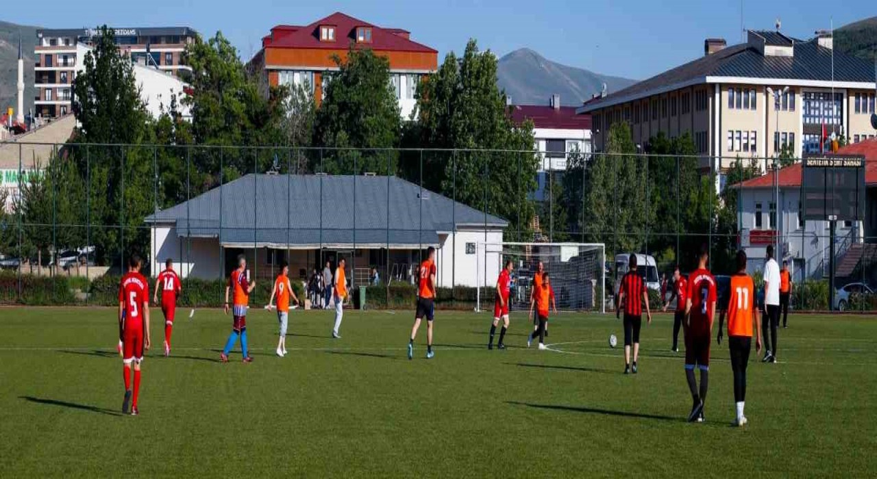 Bayburtta koruyucu babalar futbol turnuvasında bir araya geldi