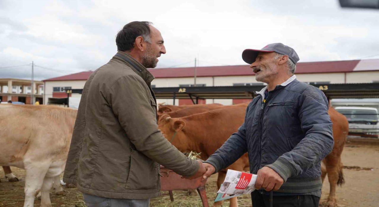 Bayburtta kurban pazarlığı renkli ve samimi görüntülere sahne oldu: Fiyatta orta yolu bulunca sarılıp kucaklaştılar