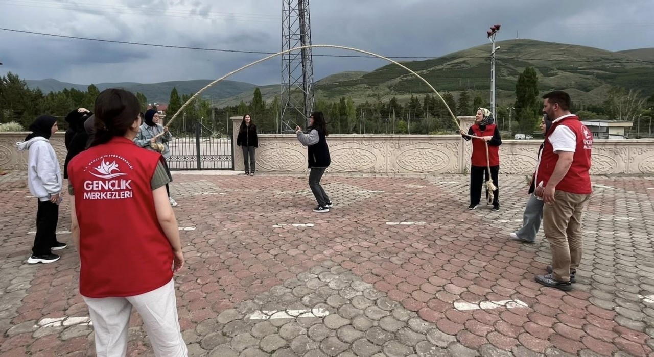 Bayburtta lise öğrencilerine yönelik yıl sonu şenliği düzenlendi