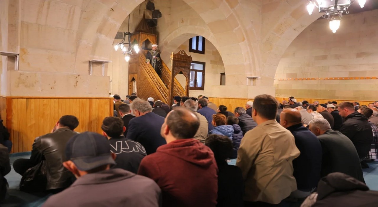 Bayburtta vatandaşlar bayram namazında bir araya geldi