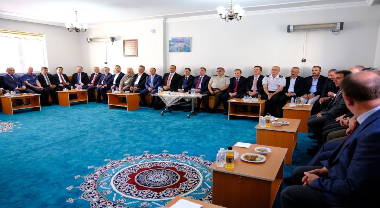 Bayburtta vatandaşlar ve protokol üyeleri geleneksel bayramlaşma programında bayramlaştı