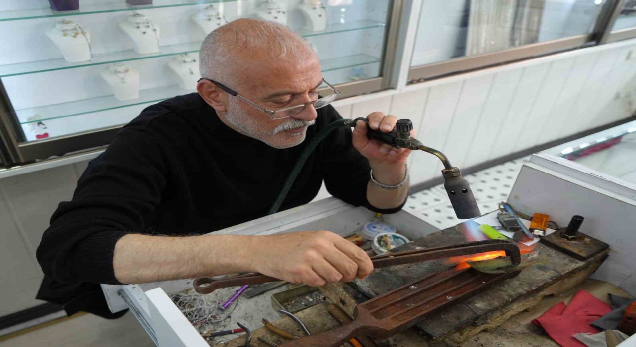 Bayburtun tek gümüş işleme ustası babasından kalan mesleği çeyrek asrı aşkın zamandır sürdürüyor