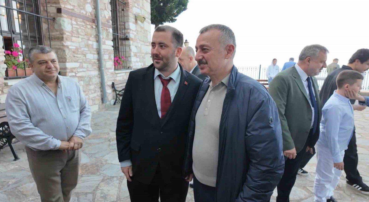 Bayram namazını 693 yıllık ecdat yadigarı camide kılan Büyükakın: Zulümlerin son bulduğu bayram olsun