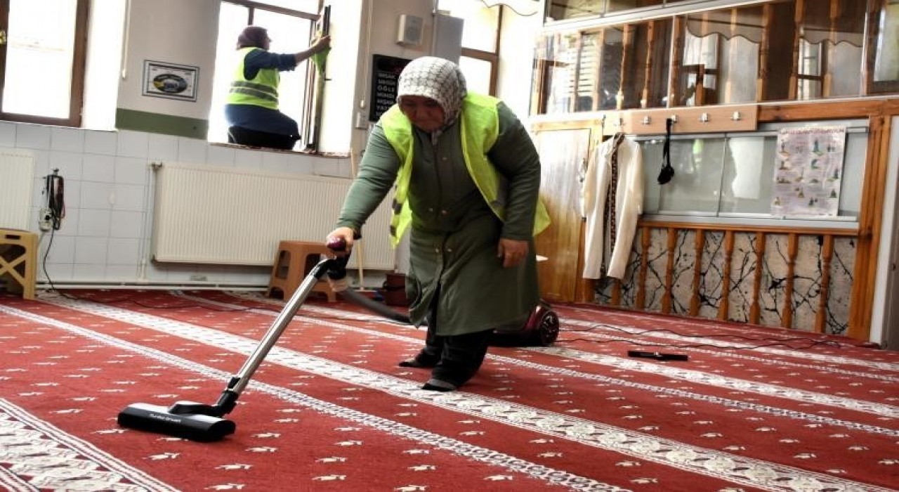 Bayram öncesi manevi temizlik, camilerde gül suyu kokusu