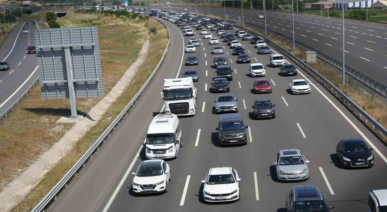 Bayram tatili dönüşünde Kocaelide trafik durma noktasına geldi