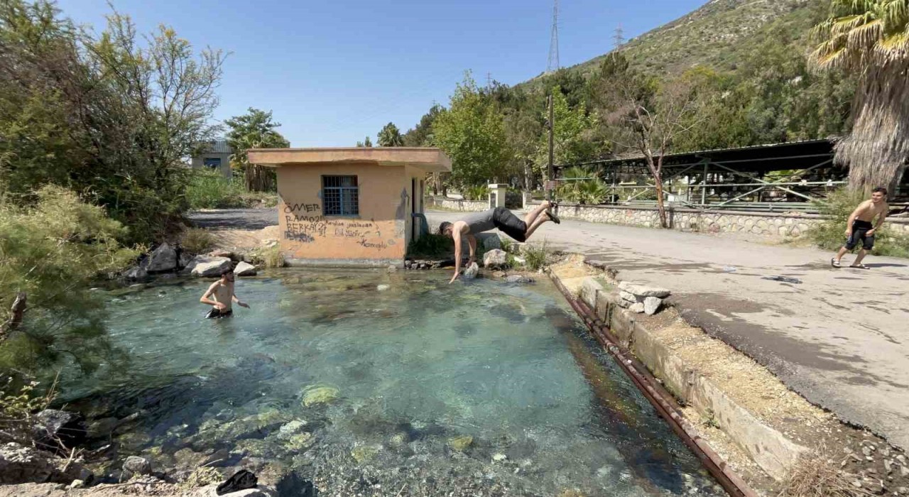 Bayram tatilini fırsat bilen vatandaşlar, doğal kaynak suyunda yüzerek serinledi