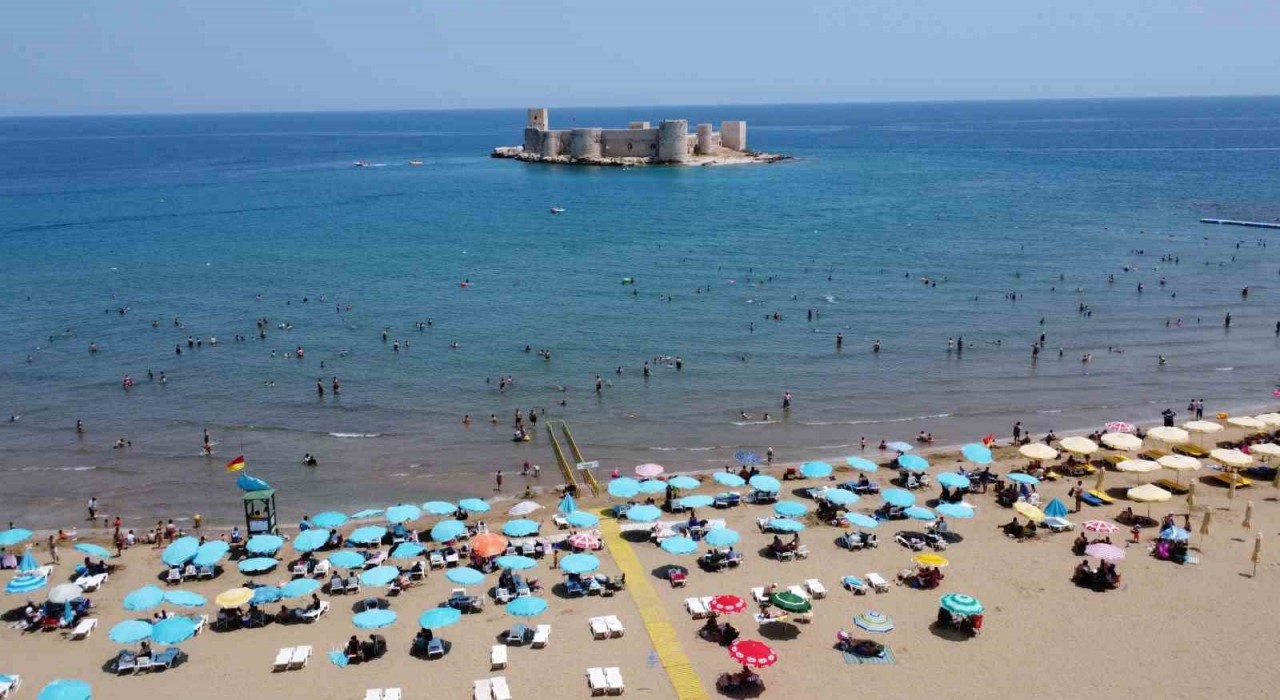 Bayram tatiliyle Kızkalesinde deniz keyfi