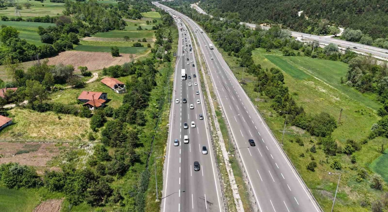 Bayram trafiği sürüyor: Boluda kilometrelerce kuyruk
