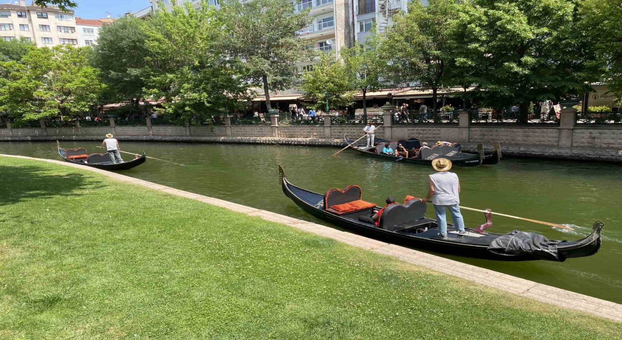 Bayramda Eskişehire gelen turistler gondol seferlerini yoğunlaştırdı