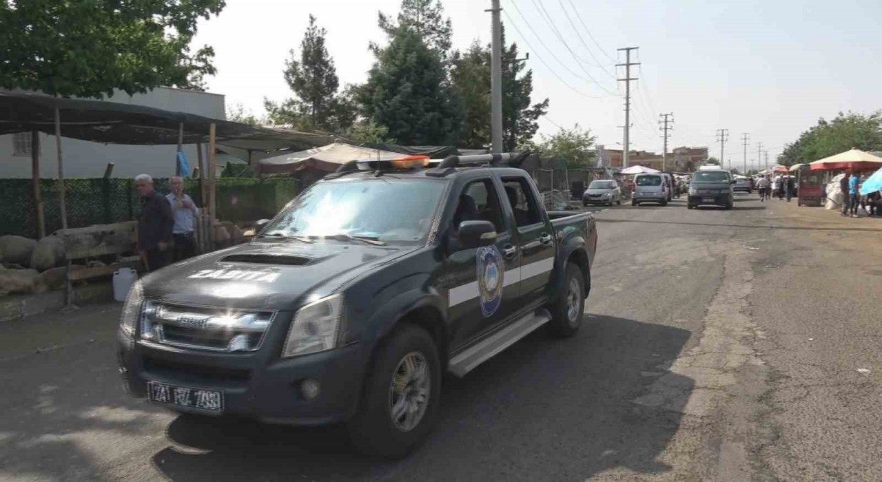Bayramın ikinci gününde kurban pazarlarında yoğunluk devam ediyor