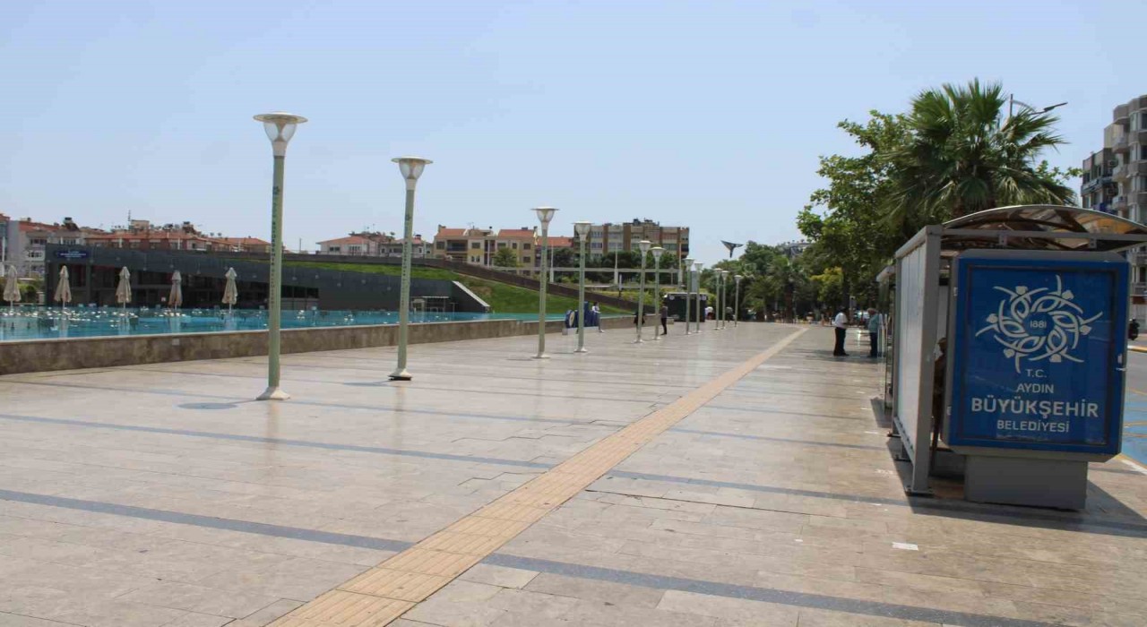 Bayramın ilk günü sıcak hava ile birlikte sokaklar boş kaldı
