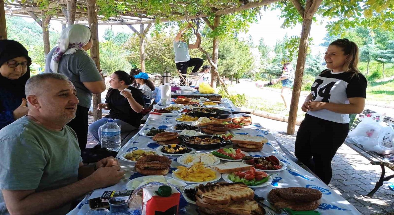Bayramın son gününde mesirelik alanlarda piknikçiler ile doldu