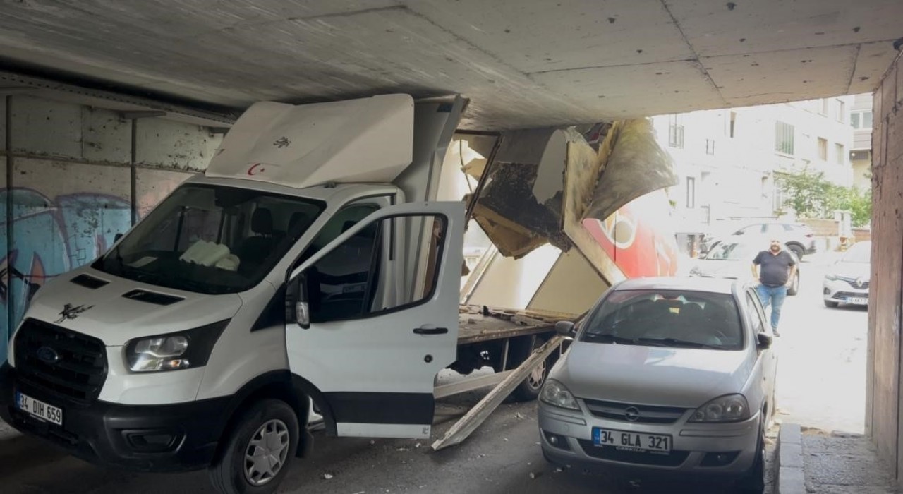 Bayrampaşada kamyonet alt geçide sıkıştı