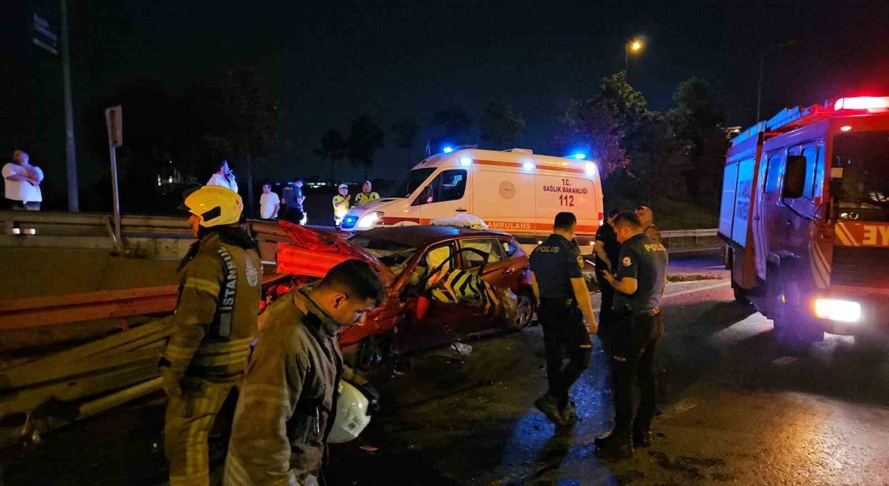 Bayrampaşada kontrolden çıkan otomobil bariyerlere saplandı