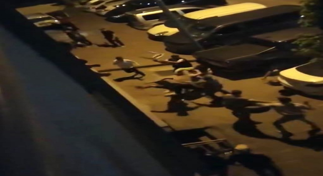 Bayrampaşada sandalyelerle birbirlerine öldüresiye saldırdılar: O anlar kamerada