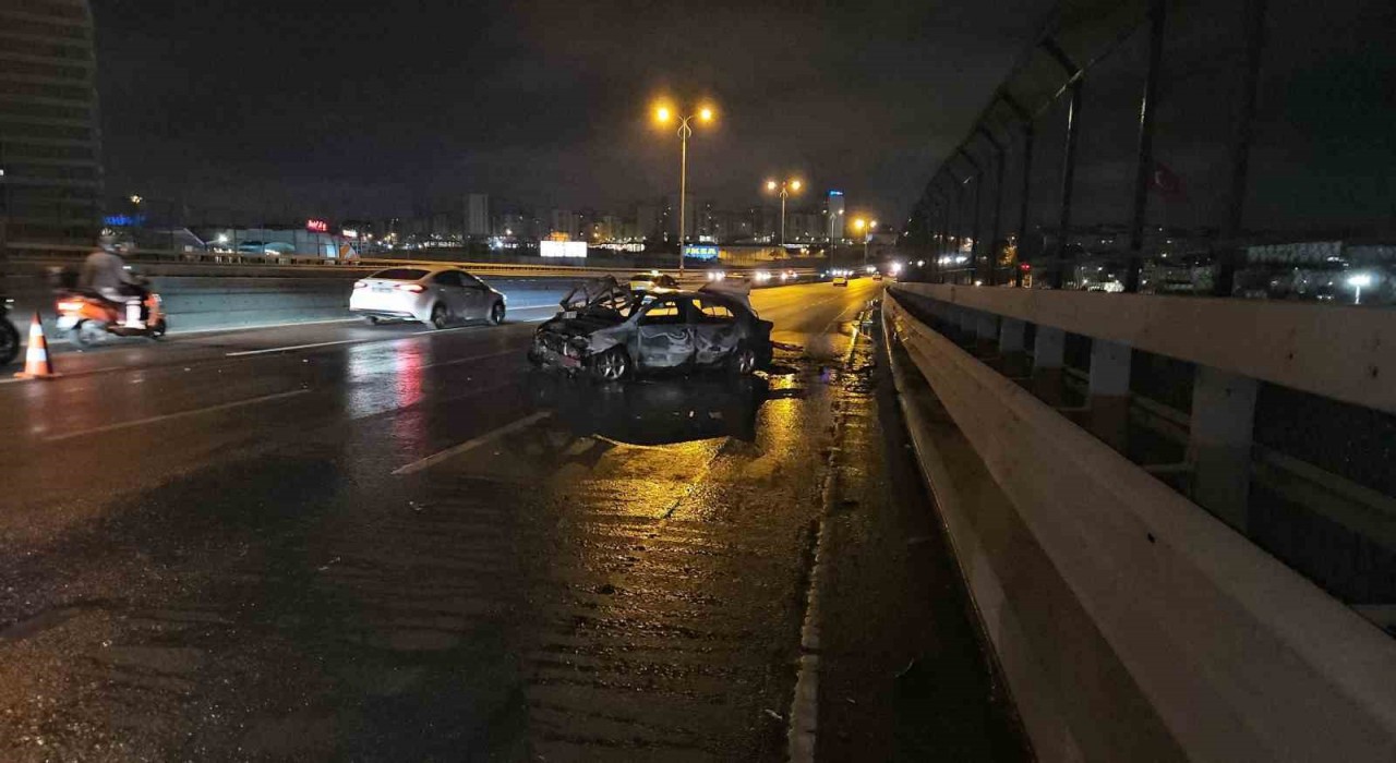 Bayrampaşada yayaya çarpmamak için bariyerlere vuran araç alev alev yandı