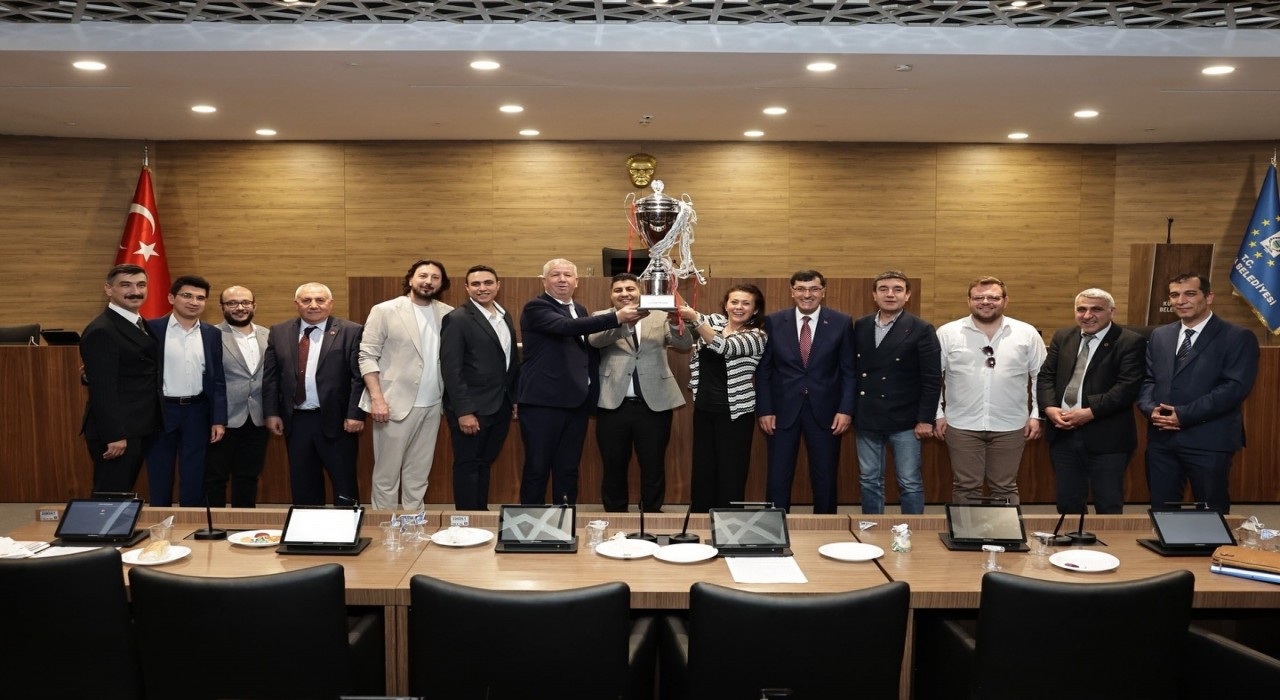 Belediye Meclisine basketbol takımının şampiyonluğun simgesi olan kupa damgası vurdu