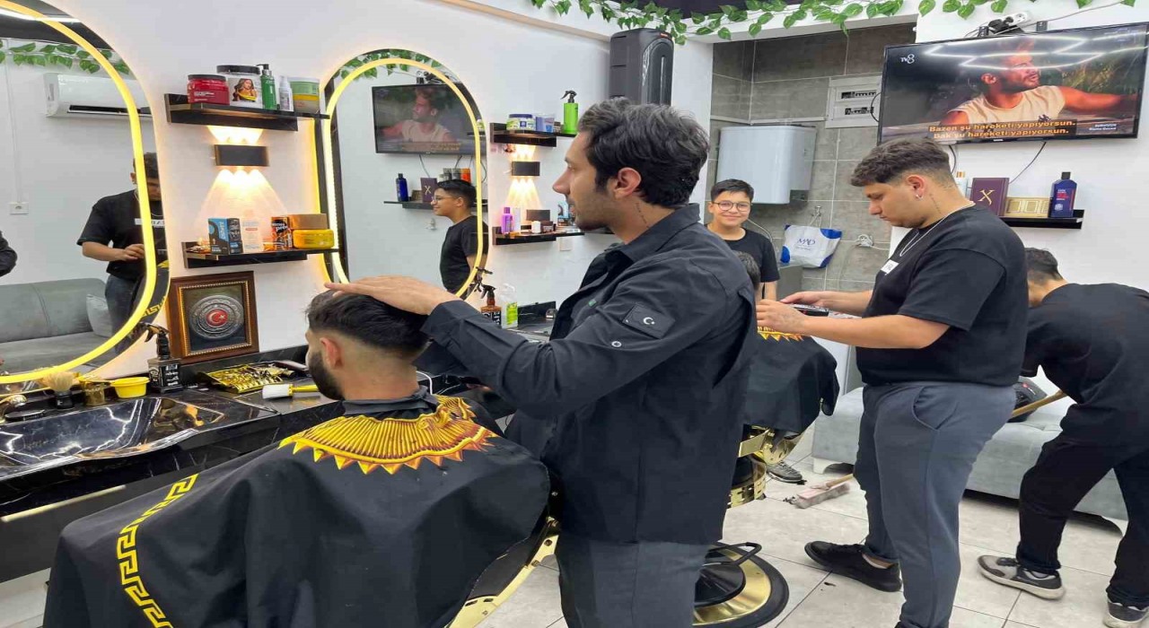 Berberlerin arife mesaisi: Dükkanda sabahladılar