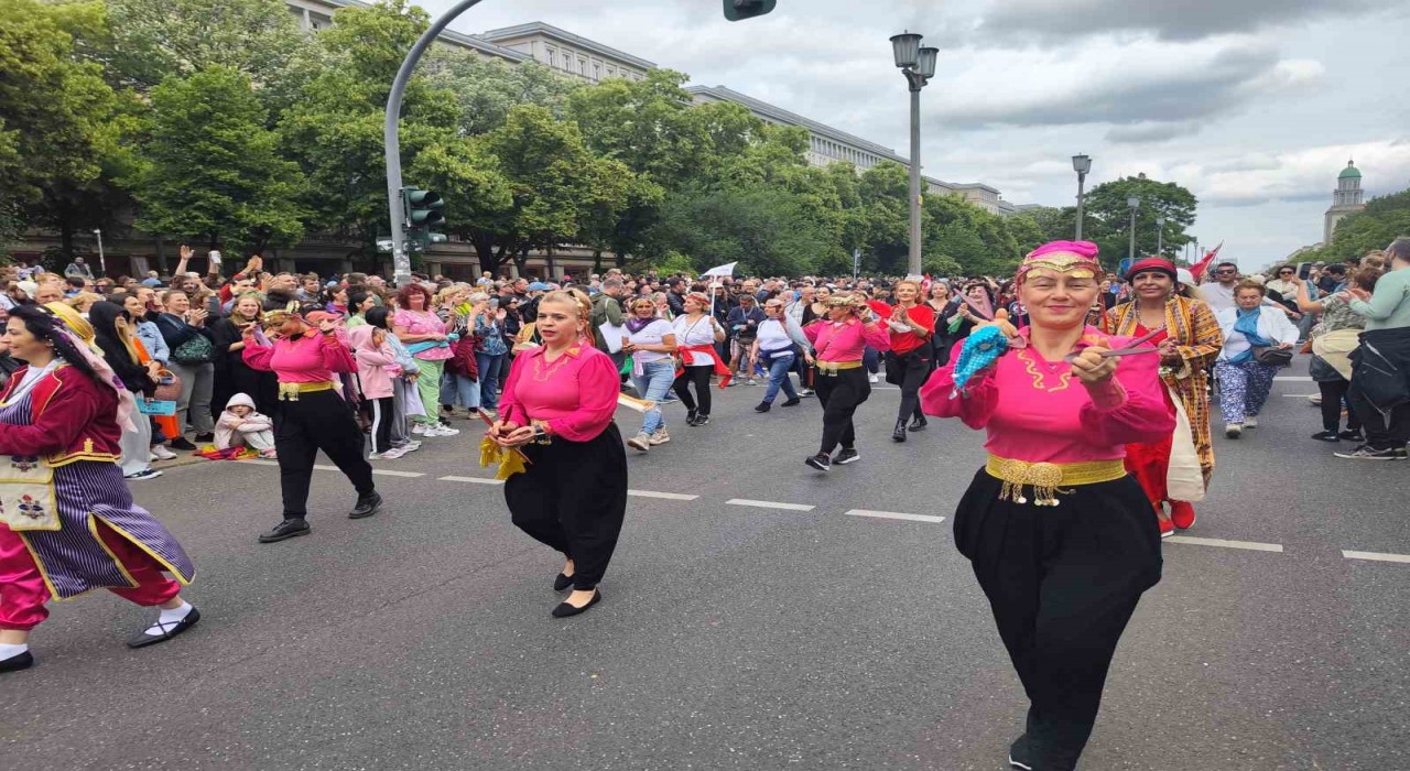 Berlin Kültürler Karnavalında renkli görüntüler