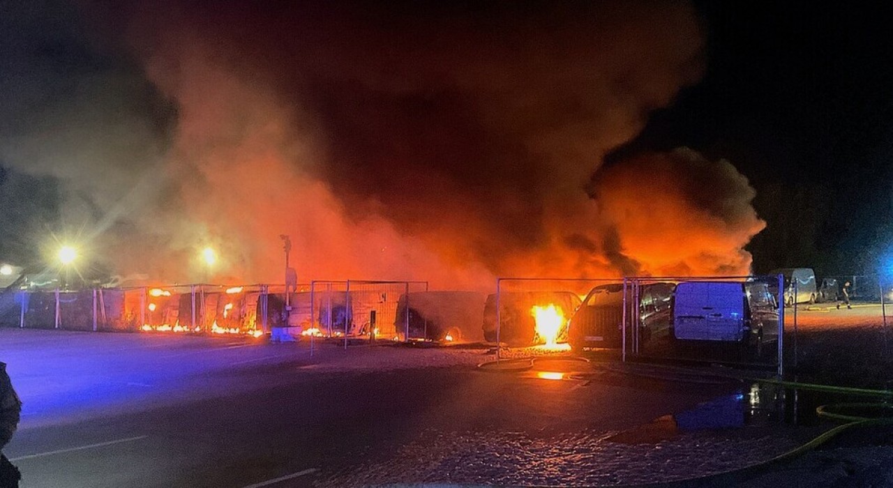 Berlinde Amazon ve Telekoma ait 36 minibüs alev alev yandı